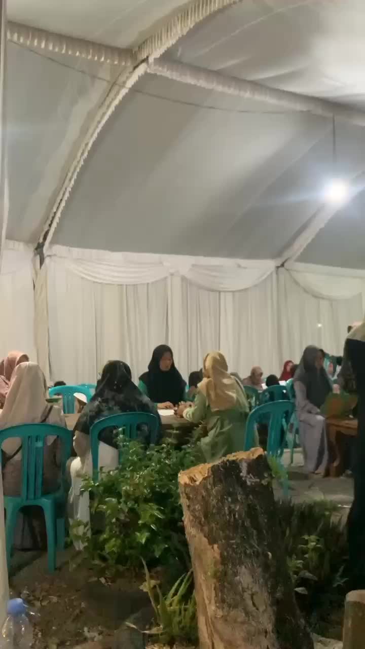 Ya jadi kameramen, ya jadi personil Hadroh, yaa jadi seksi konsumsi + seksi Wira Wiri, harus profesional ya gaess

#RCTIPlus #HOTrctiplus #s