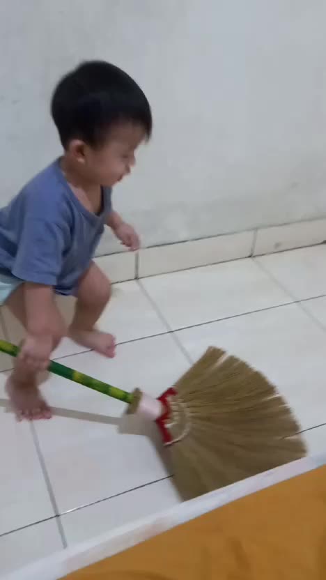 Bebe bantu mama nyapu rumah #anakbaik #anakpintar #rcti 