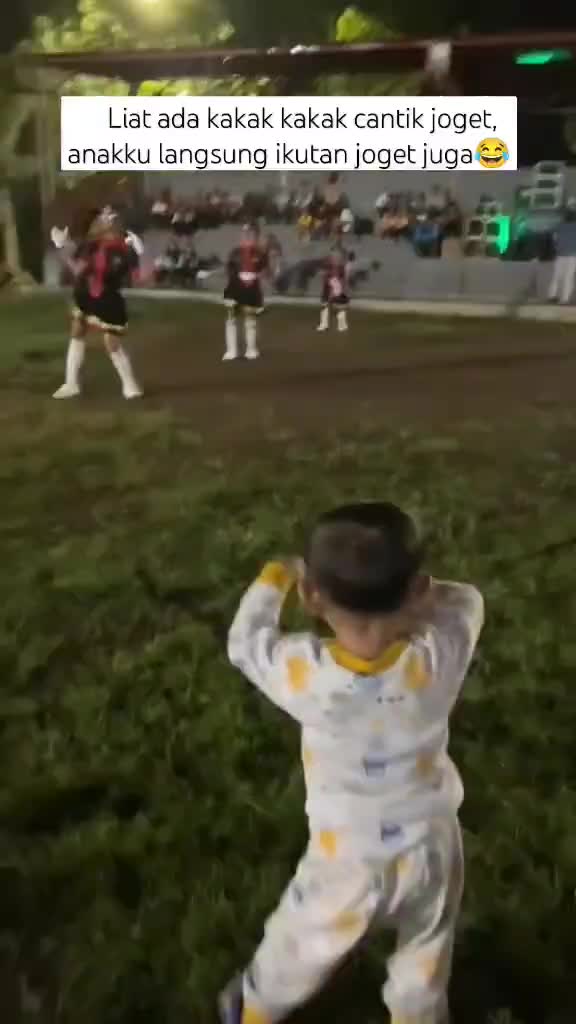 The Real 'Siapa Suruh Datang' ? Anakku lihat ada kakak-kakak cantik joget, langsung ikut gaspol! Kira-kira gayanya niru siapa, Bun? Komen di