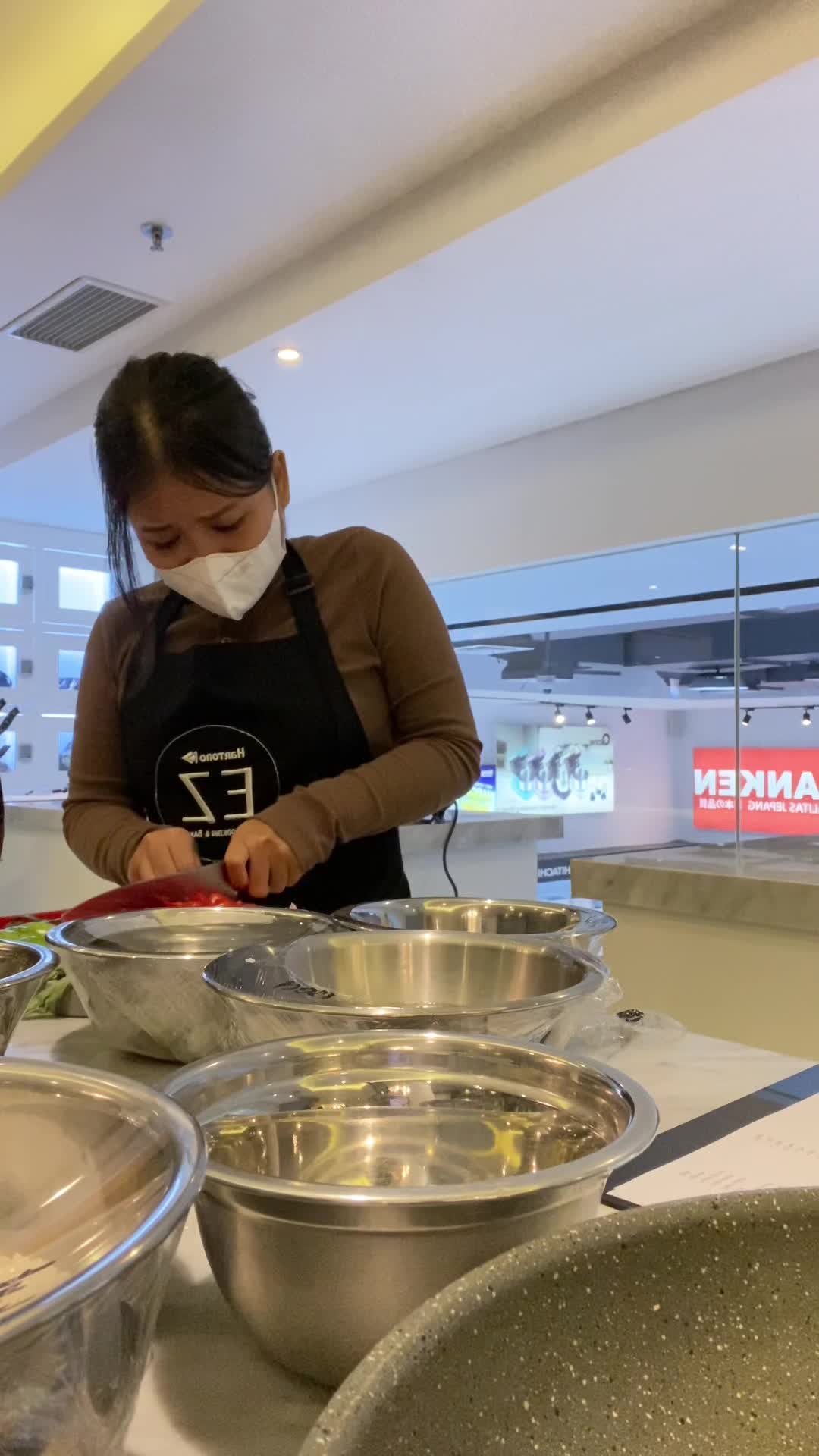 Alifah 22 tahun dari Indramayu, membuat Nasi liwet komplit & ayam ungkep sambel ijo