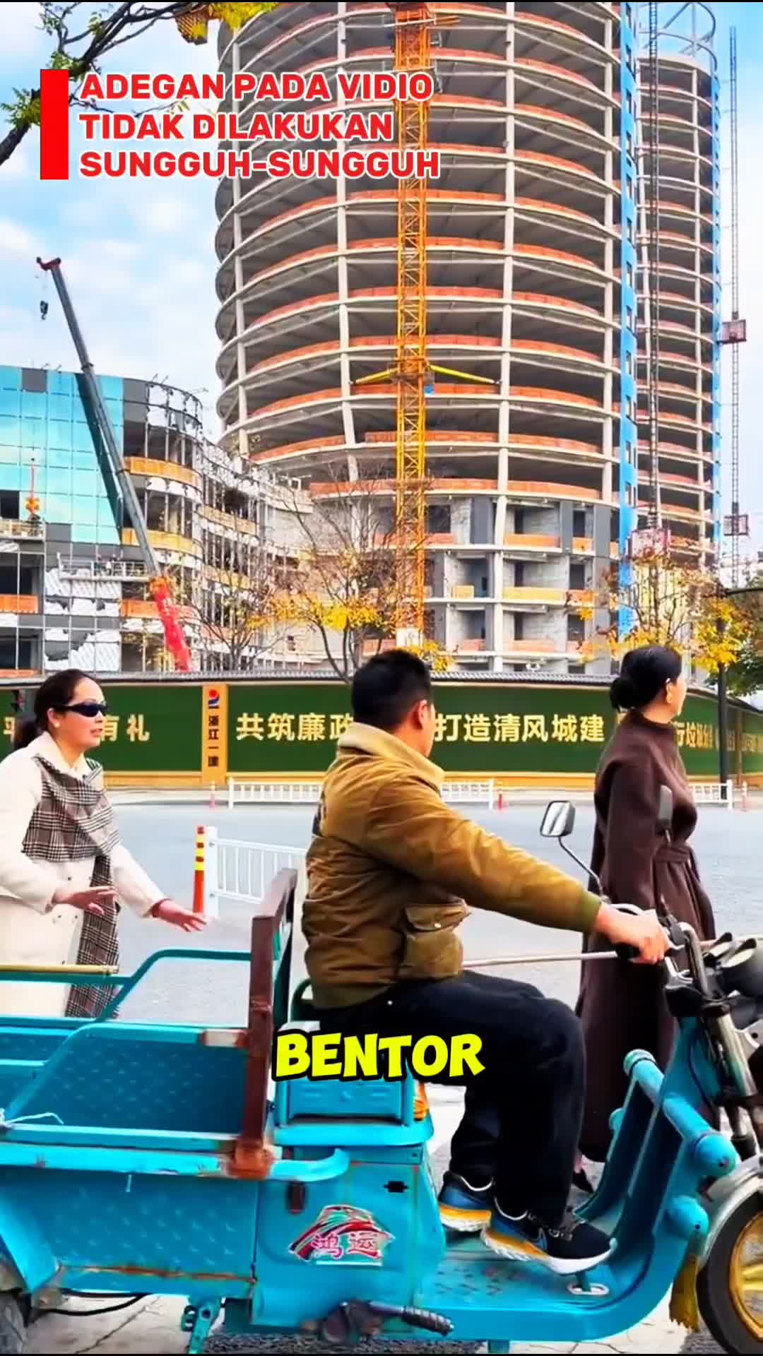 Membantu Menyebrangi Seorang Tuna Netra #RCTIPlus  #HOTrctiplus  #reels 