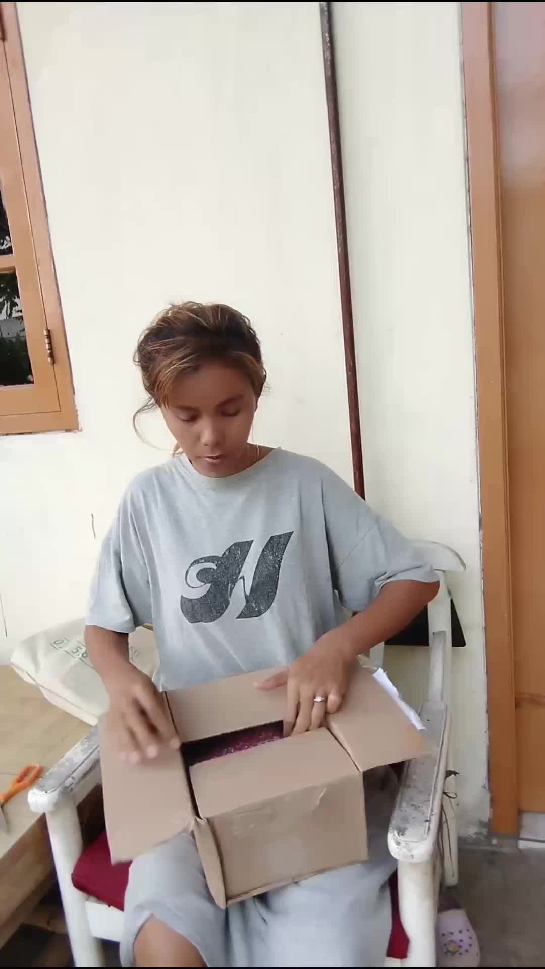 POV: ketika paket yang di tunggu sudah datang. 