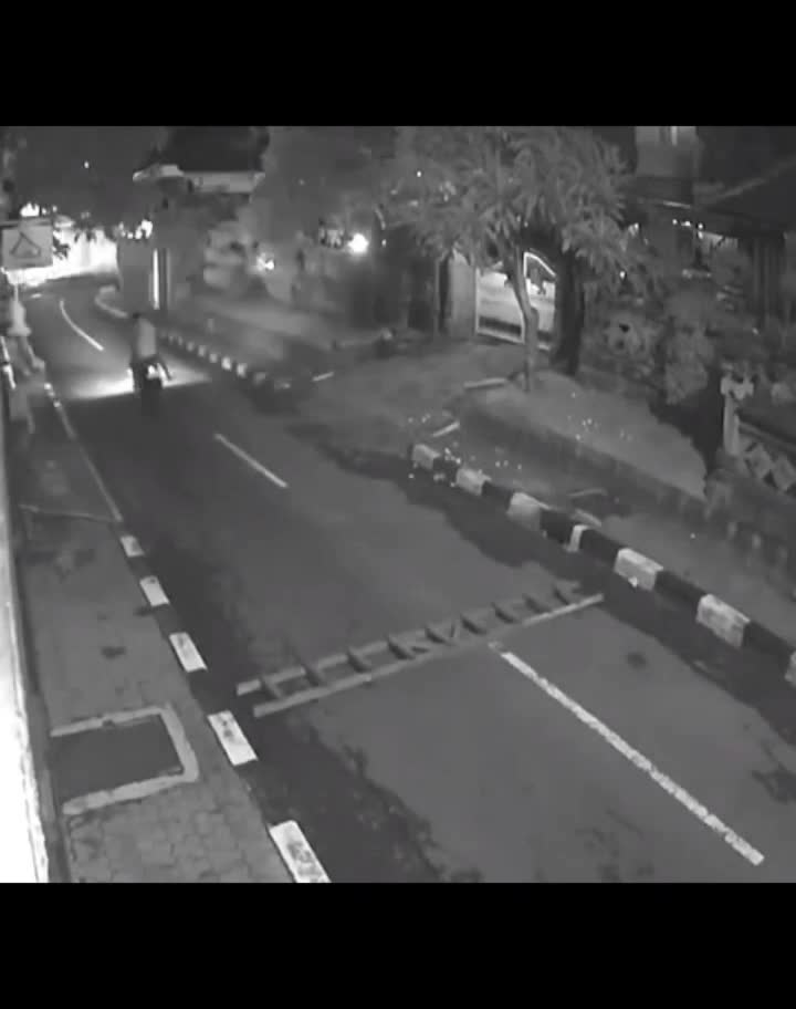 Semoga yang taro tangga, kuburannya ketutup ama tangga 🙏
-
#jktjouneymedia #viralreels #viralnews #Fyp 