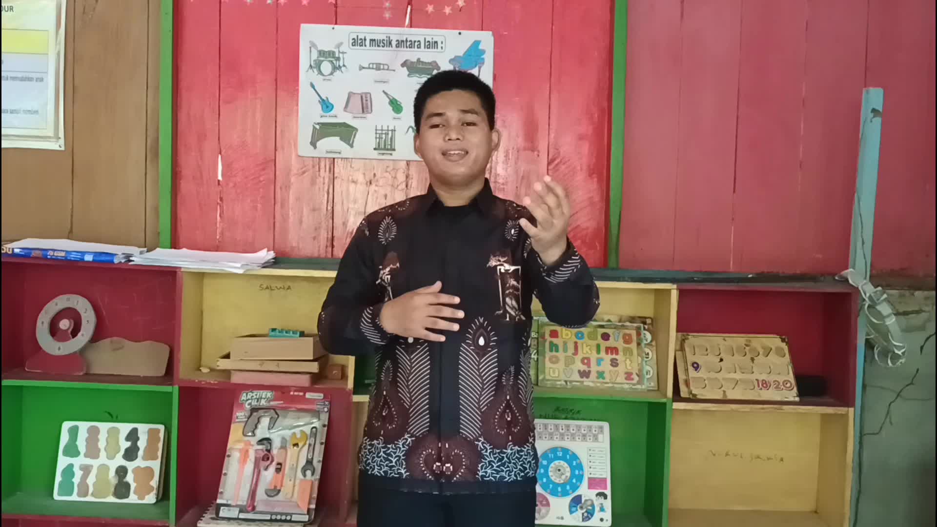 Nama: Sadar
Umur : 23 tahun
Asal kota : Polewali mandar ( Sulawesi Barat)
Lagu : Bunga surgawi
 
 # AudisiOnlineKdi2025
 #kdi2025
 #AudisiOn