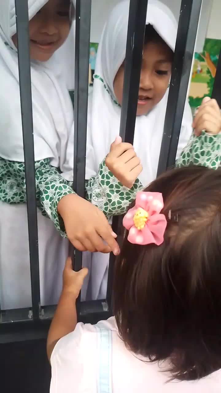 nganter kk yasmin sekolah dulu.
yg sedih pasti kk nya karna adek ga boleh masuuk😔
#masuksekolah
#tkmuslimat01
#Seneng sewajarnya, sedih seki