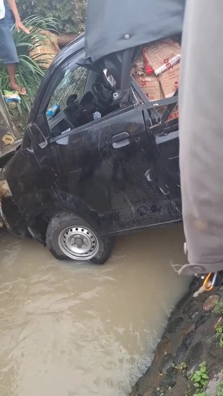 mobil bawa sayur nyemplung ke kali