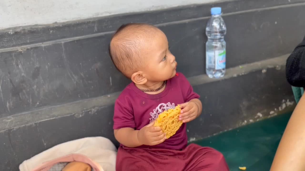 suruh makan soto lebih milih kerupuknya haha okelah