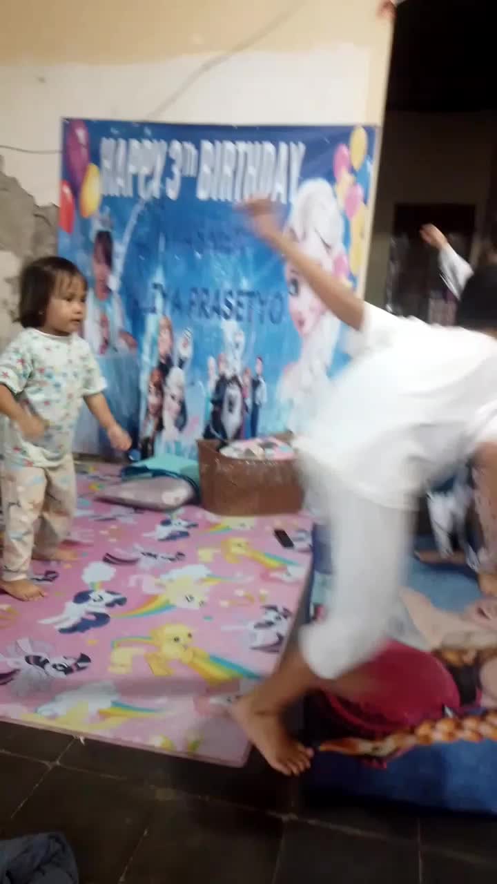 uda malem aja masih aktf ya baterainya..
hehehhehehe
sibuk joget pokoknya😄😄😄
#MasyaAllah tabarokallah 😍 
#Joget Viral Anti Mainstream 
#Siap