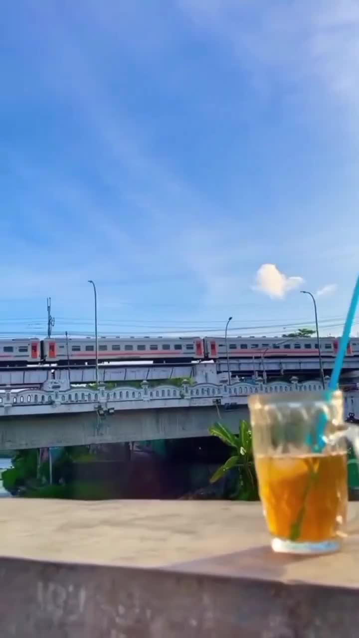 Nyore nyambil mantengin kreta lewat