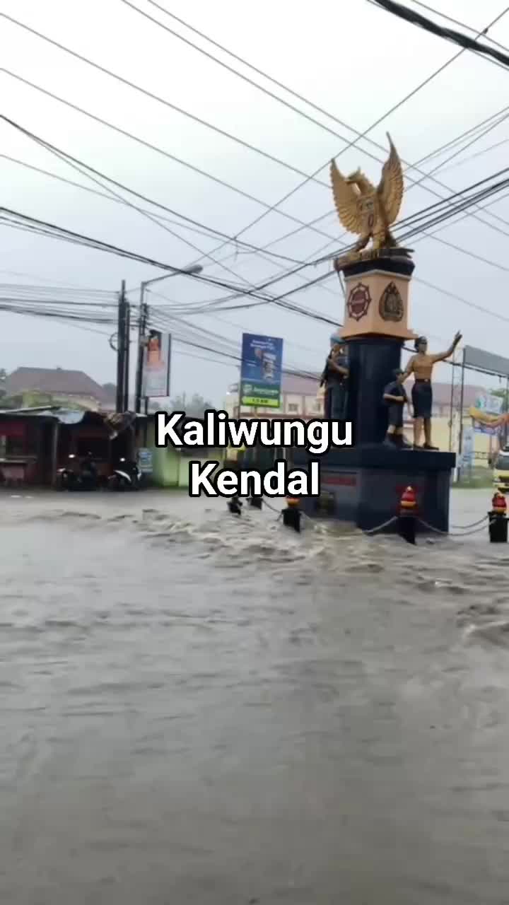 musim hujan rawan banjir. 
slalu waspada & jaga kebersihan lingkungan utk menanggulangi bencana. 
#RCTIPlus #HOTrctiplus #rctiofficial #banj