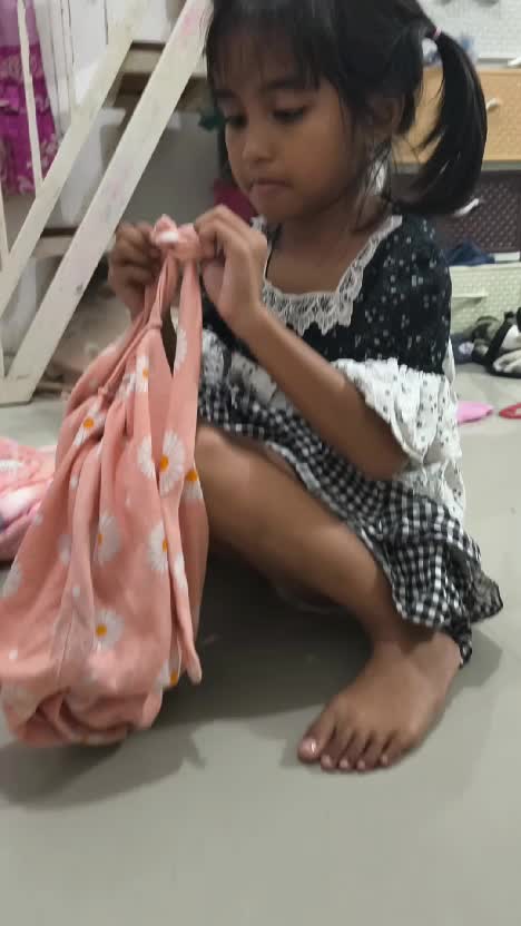 anak soleh bantu mama lipat kain