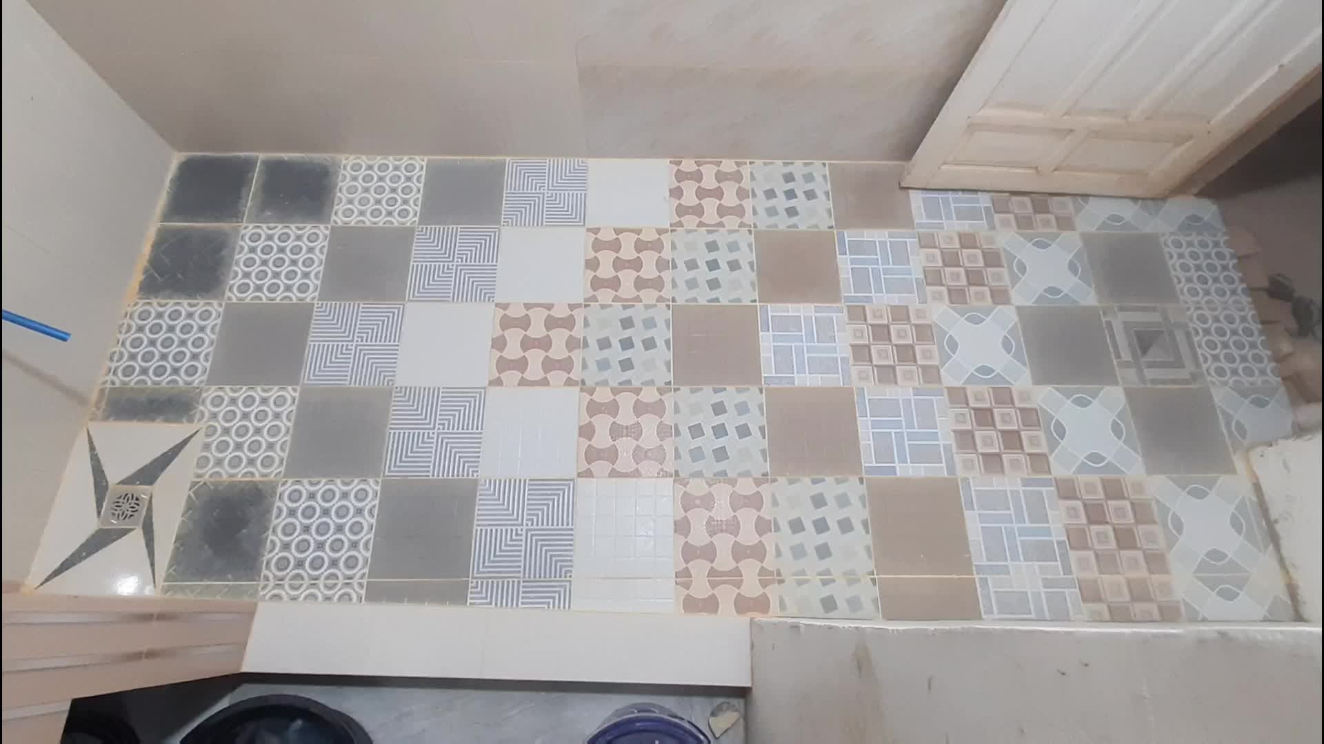 pemasangan tehel tp campur campur karna sisa sisa yg ada cuma ini yg diliat. mohon dukuganta supaya saya bisa membuat vidio yg lebih menarik