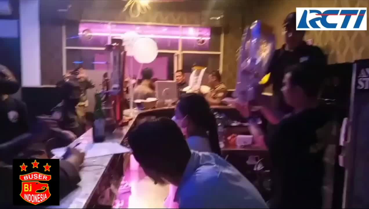 razia  gabungan satpol pp memberantas minum alkohol