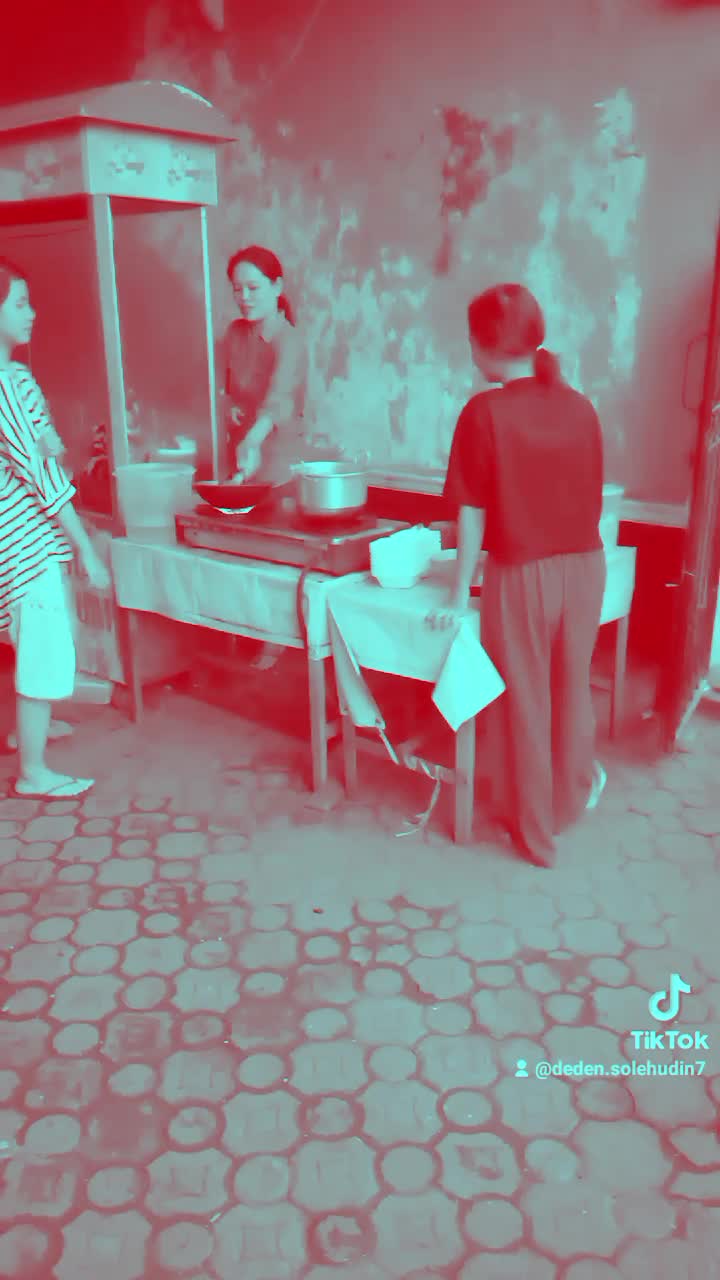 ibu RIkA jualan seblak 