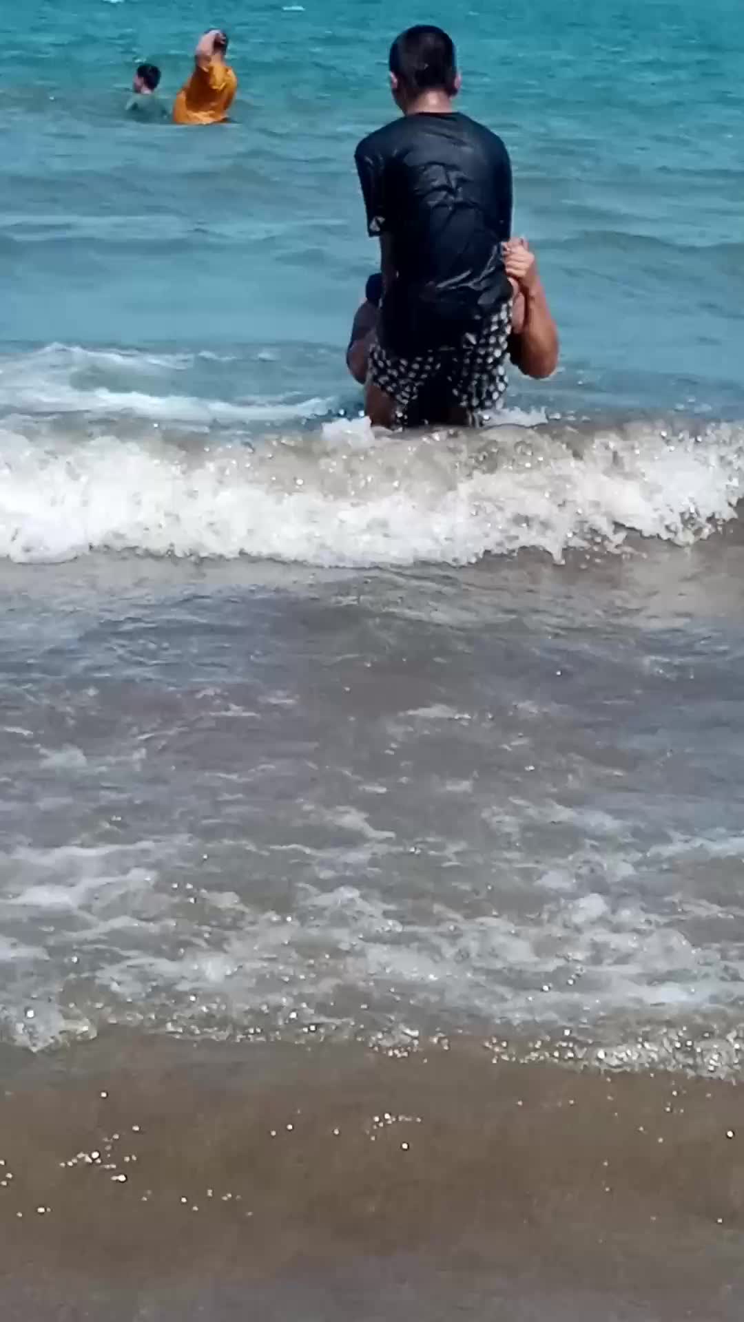 perdana dd Nadhira mau nyebut ke pantai