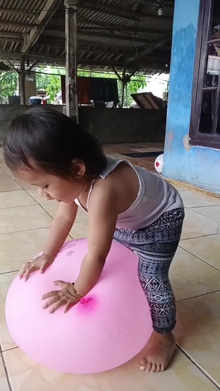 lagi asik main balon ehh..jatoh #shorts 