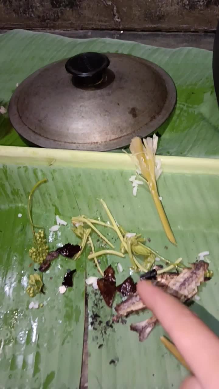si abah emang juara kalo makan
 #lucu
 #short  #viral 