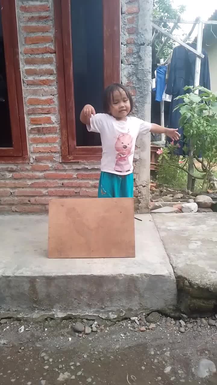 kayla lagi nyanyi lagu nya ka leika ini guys. judulnya sahabatku🤗 
#Kita adalah sahabat 
#laguanak 