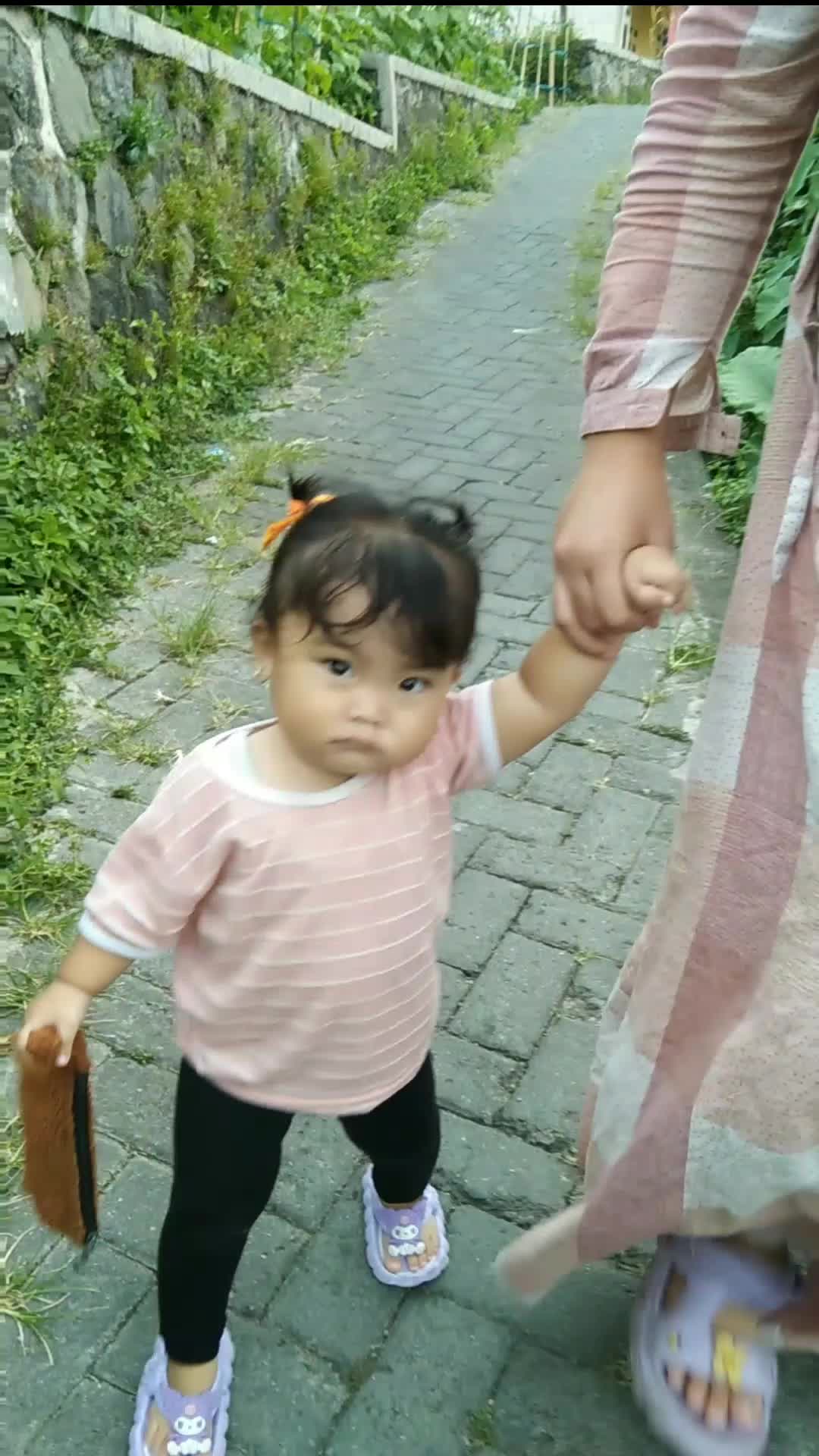 bocah cilik mau belanja 