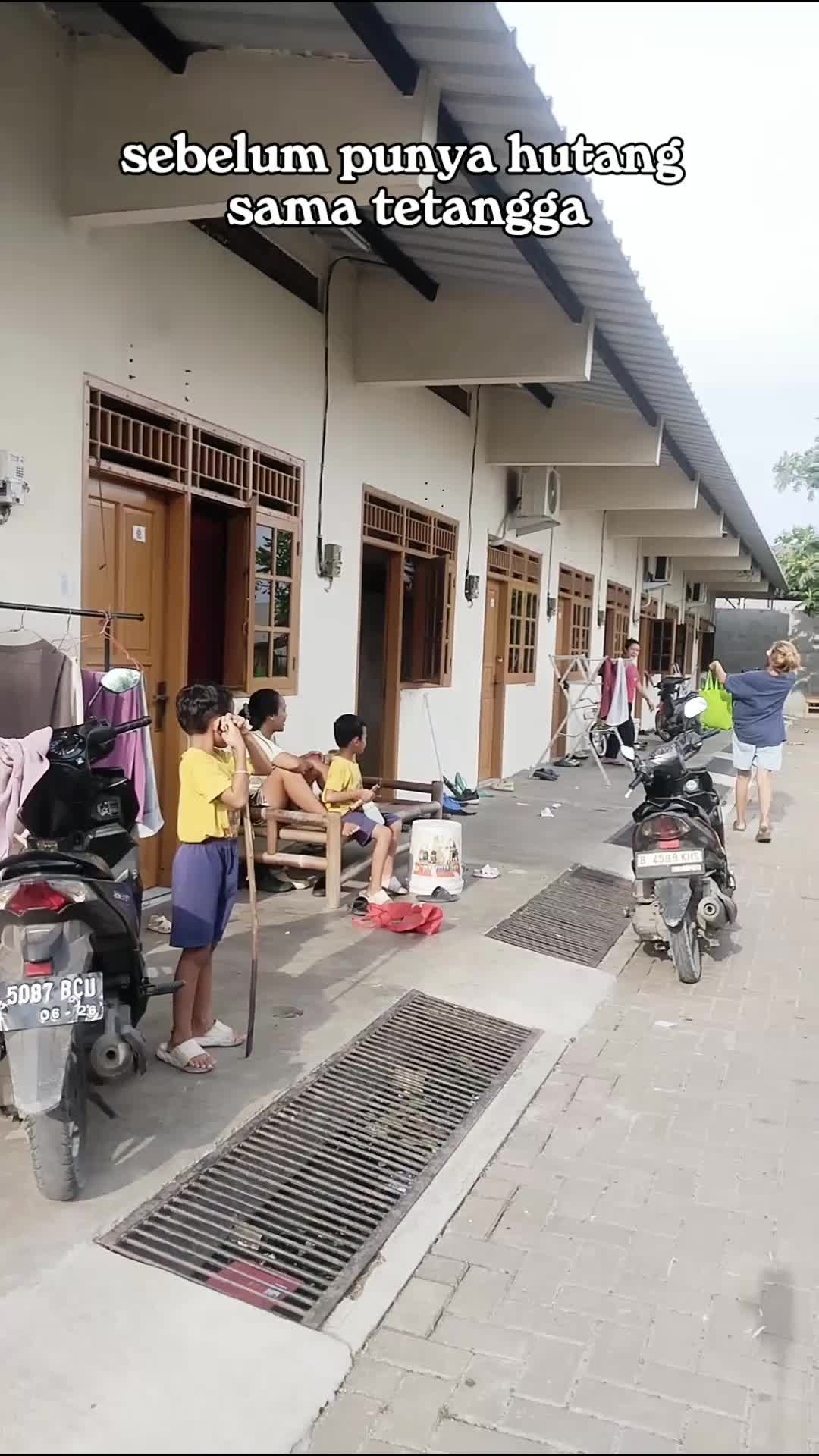 kelakuan emak_emak kalo punya utang ama tetangga. 