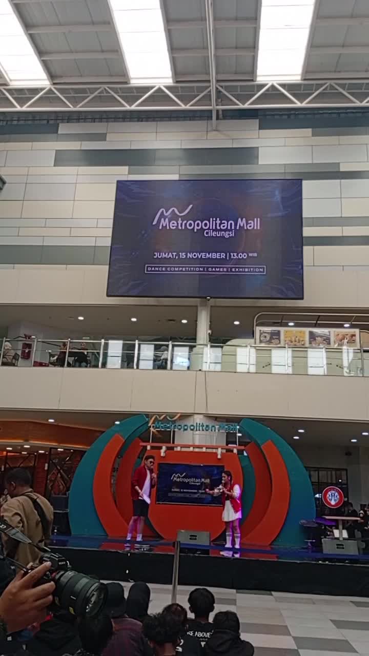 nobar bola di Metropolitan Cileungsi 