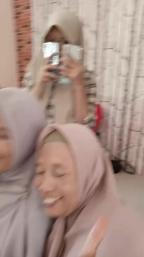 nyanyi bersama dengan para ibu arisan