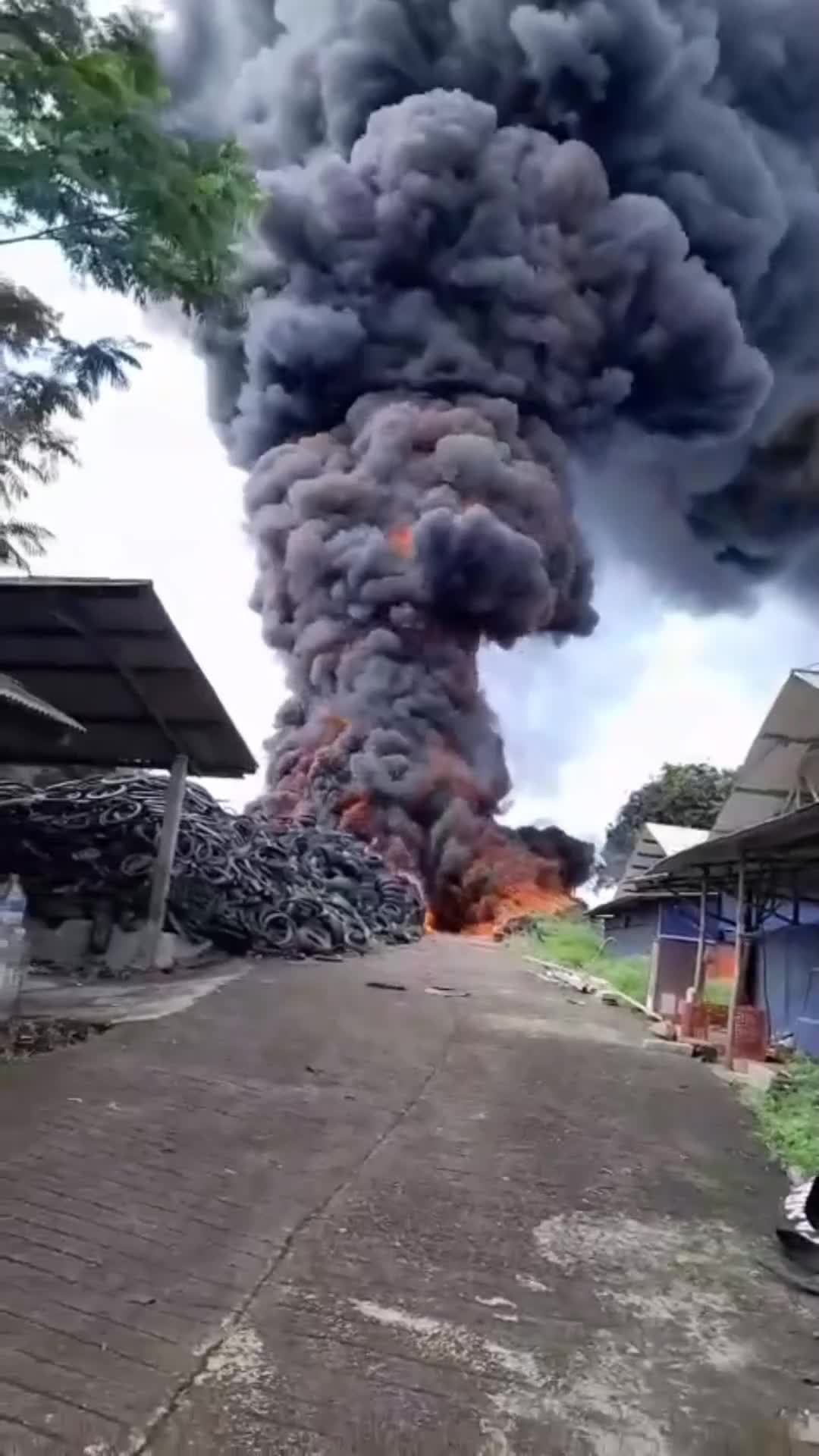 Kebakaran di cianjur pabrik ban


 #Kebakaran #kebakarancianjur #kebakaranpabrikbancianjur #Cianjur #cianjurJawabarat #fyp #fypシ゚viral #vira