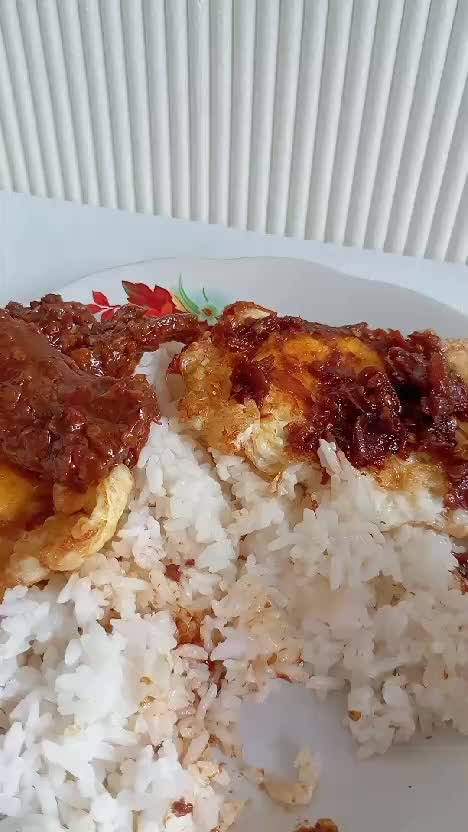 Siapa yang nggak tergoda sama Sambal Bakar Marsya? Dua varian rasa juaranya, **Original Bawang Goreng** dan **Sambal Bakar Iga**, bikin maka