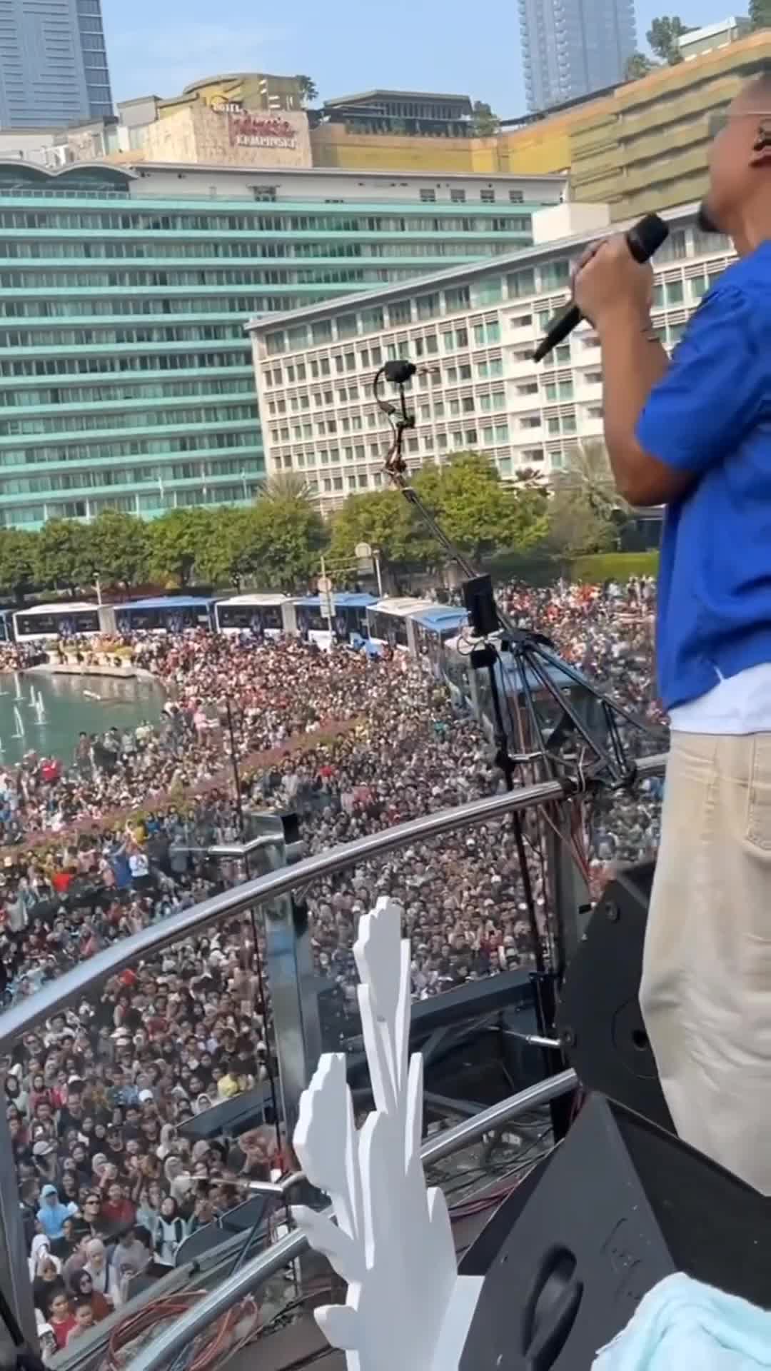 18.000 Orang lebih memadati Bunderan HI pagi tadi. @maliqmusic mengadakan konser Gratis di disana saat CFD. 

Ada yang disana tadi pagi? 😍
