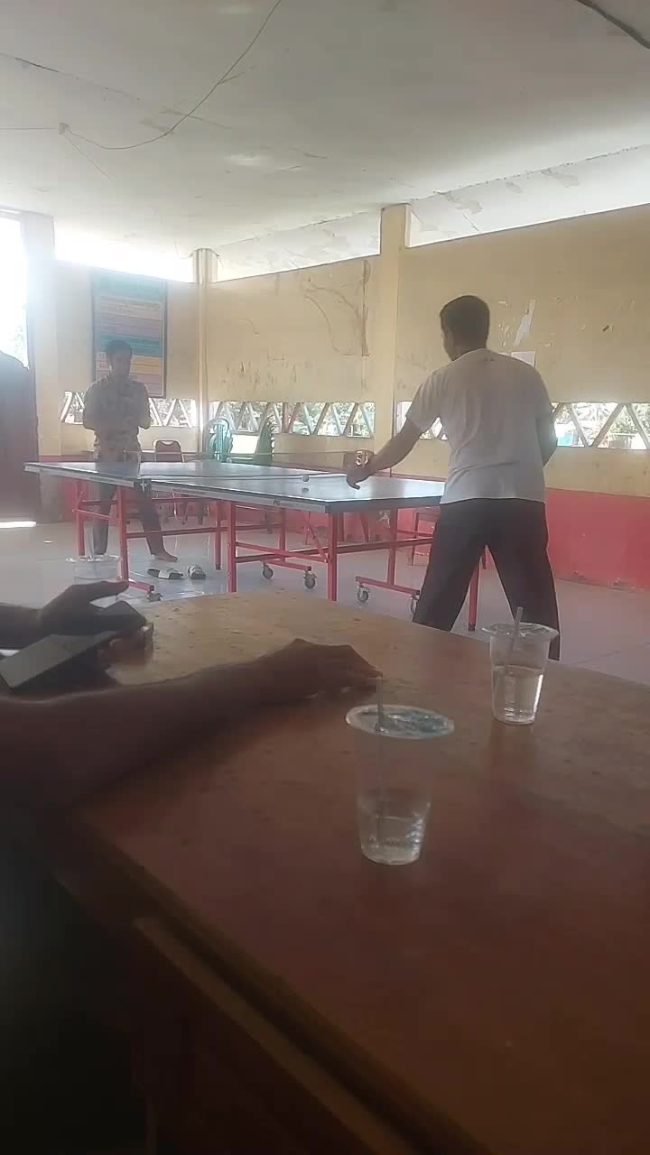 lagi santai main tenis meja.. hebaaat