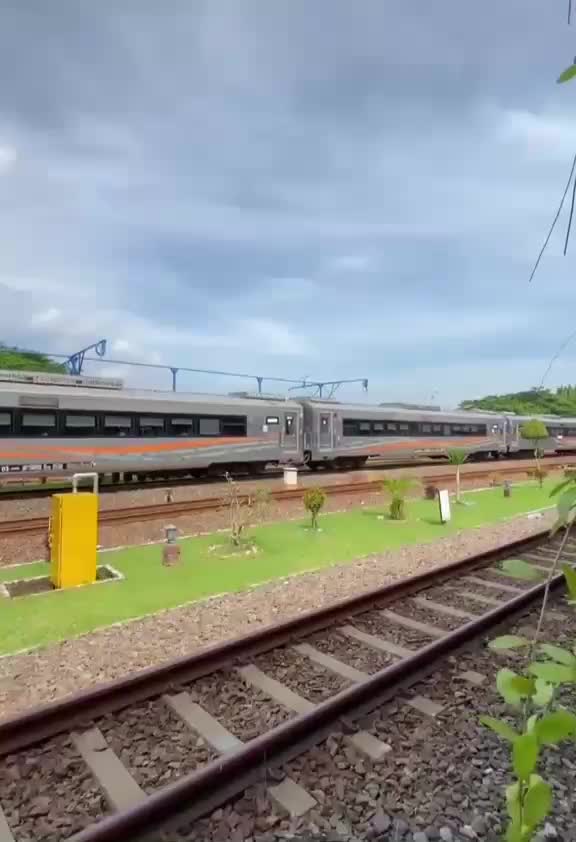 hanting kereta api di stasiun Cirebon 