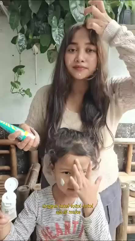 Merawat kulit bareng anak 🥰

#sunscreen #sunscreenazarine #sunscreenamanuntukanak #fyp #viral #trend
