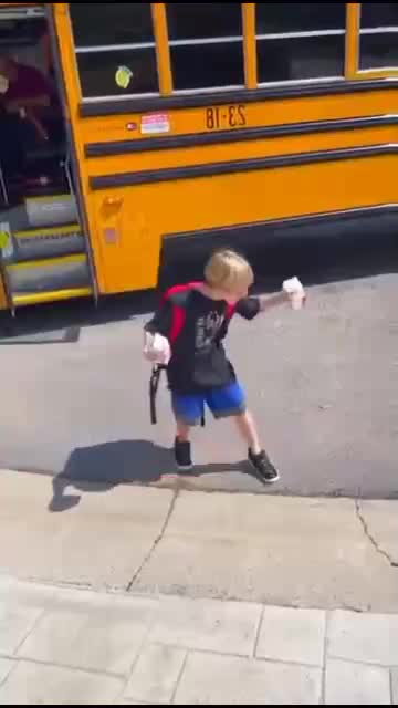 seorang anak merayakan kelulusannya ketika ia turun dari bus


#fyp #short #rigelagency #OriginalSong #HOTrctiplus #RCTIPlus  #viral #HOT #v