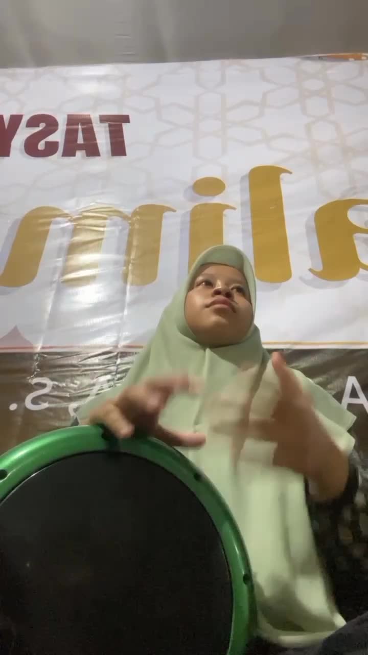 Nge job dulu gaisss heheheh



#RCTIPlus #HOTrctiplus #short #Viral #RCTIoke #rcti #rctiofficial #icrcti #hotrcti #darbuka #wedding #hot 
