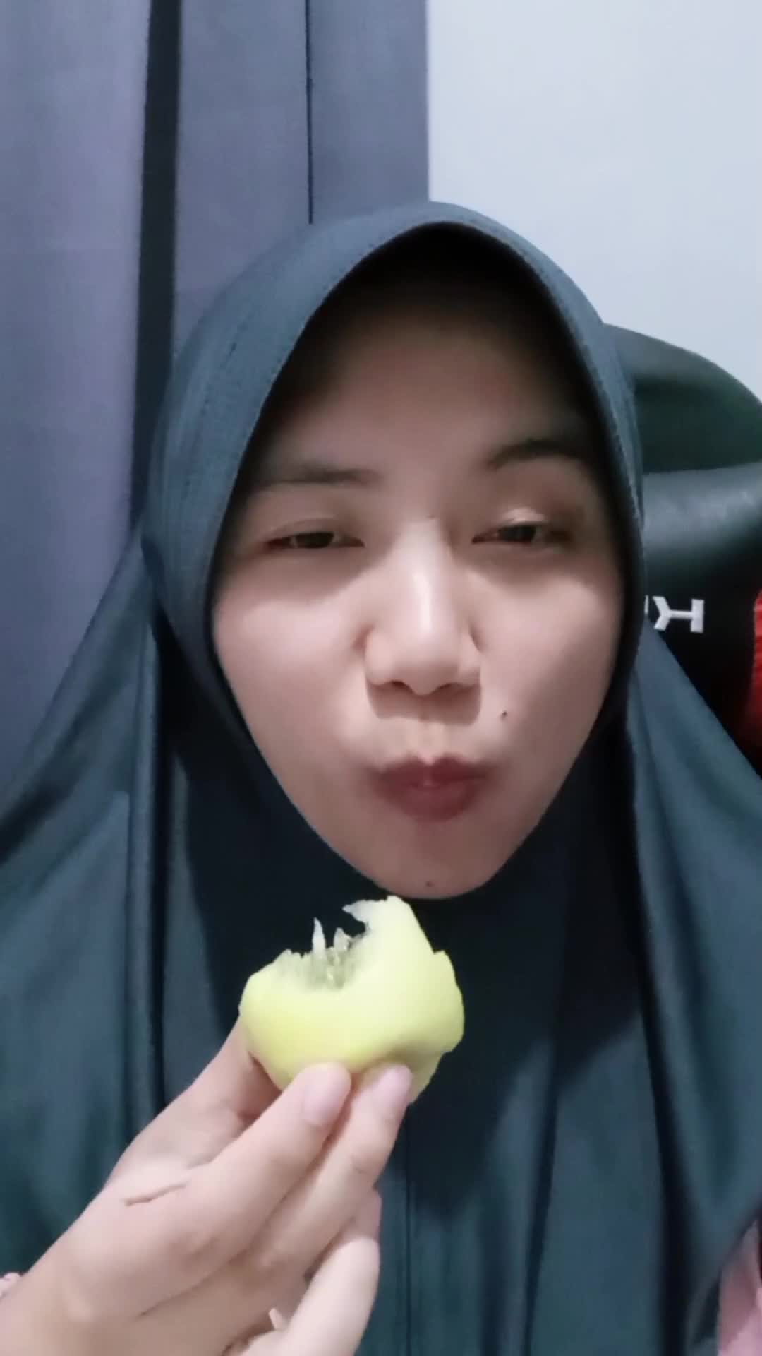 Makan buah kiwi