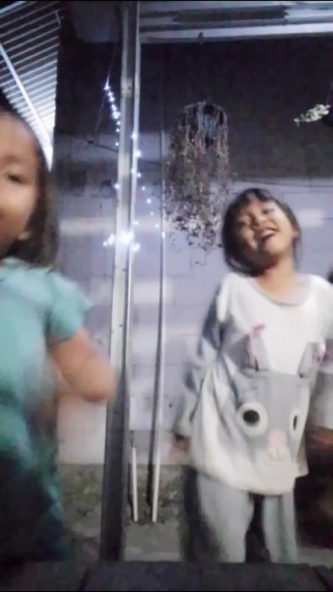 kalau lagi akur ya gini🥰🥰🥰
#dailyvlog 
#Asik banget jogetan kaka ☺️😀❤️ 