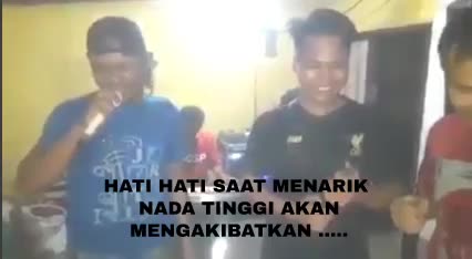 Penyanyi ini jatuh saat menarik suara nada tinggi...
