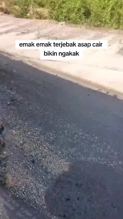 kasian emak emak kejebak aspal basah
