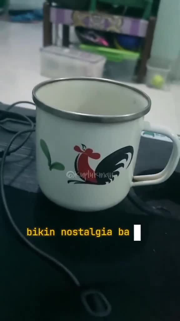 Gelas yang bikin nostalgia. Lu punya kenangan apa dengan desain ayam jago ini?
#desainayamjago #gelasenamel #gelasayamjago #nostalgia 