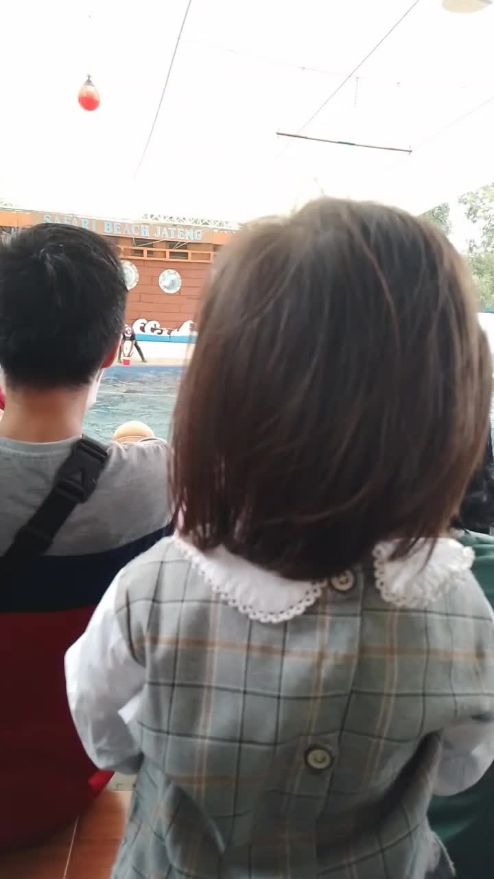 latepost guys liburan akhir tahun kemarin 🥰🥰🥰 bareng keluarga
#MasyaAllah tabarokallah 😍 
#liburankeluarga 
#Dolpin kiss 
#Happy family 
#RC