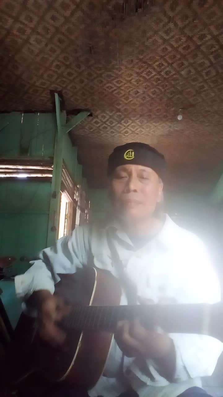 #baiklah sebelum menyanyikan lagu dariku dgjudul"aku benci perang"mari kita berdoa bersama semoga para peminpin  negara ygberperang dsadrkan