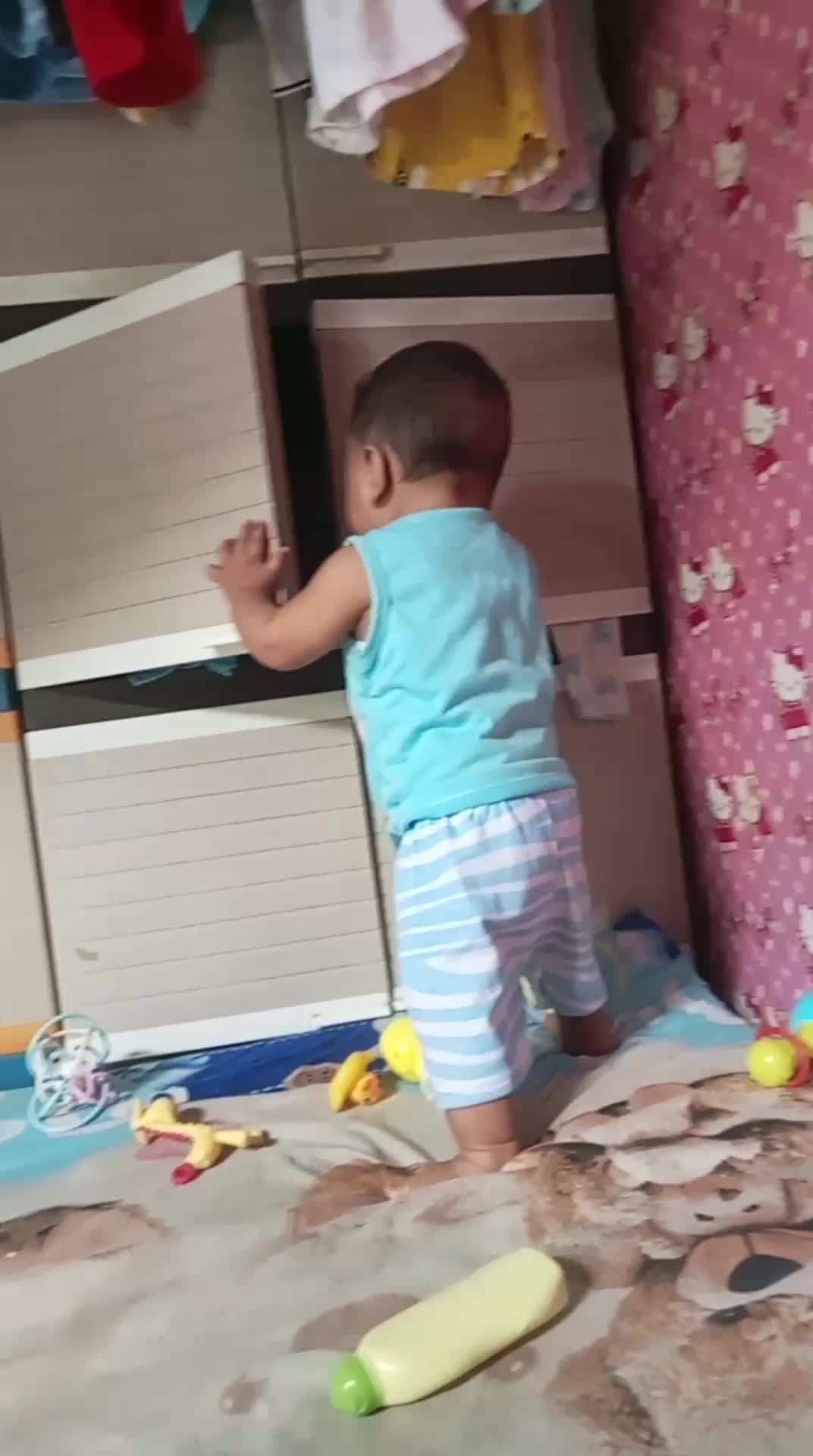 rayyan ngacak ngacak lemari