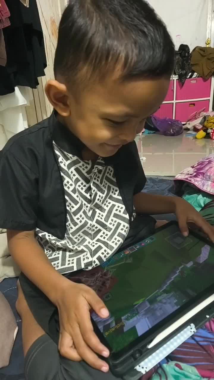 Anakku lagi main game ditablet #anakpintar 