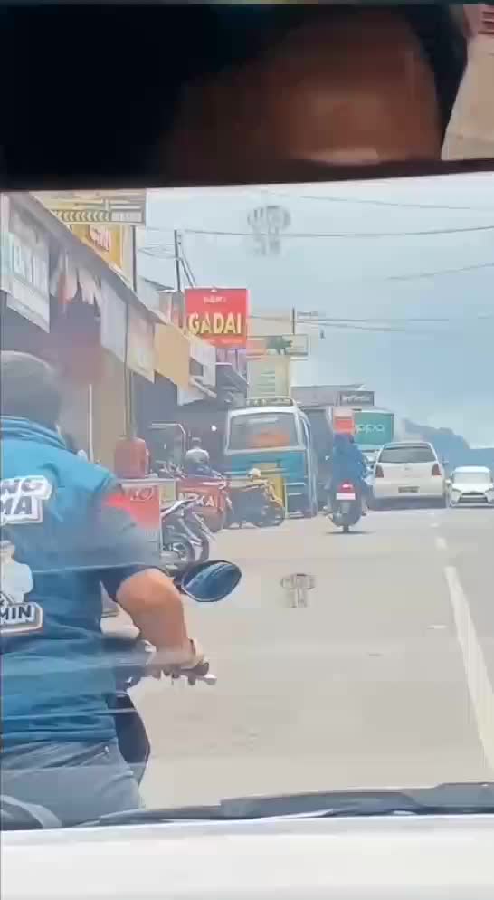 ? : TOLONG KAKI SAYA SAKIT
? : KAU DIAM

 #videolucu