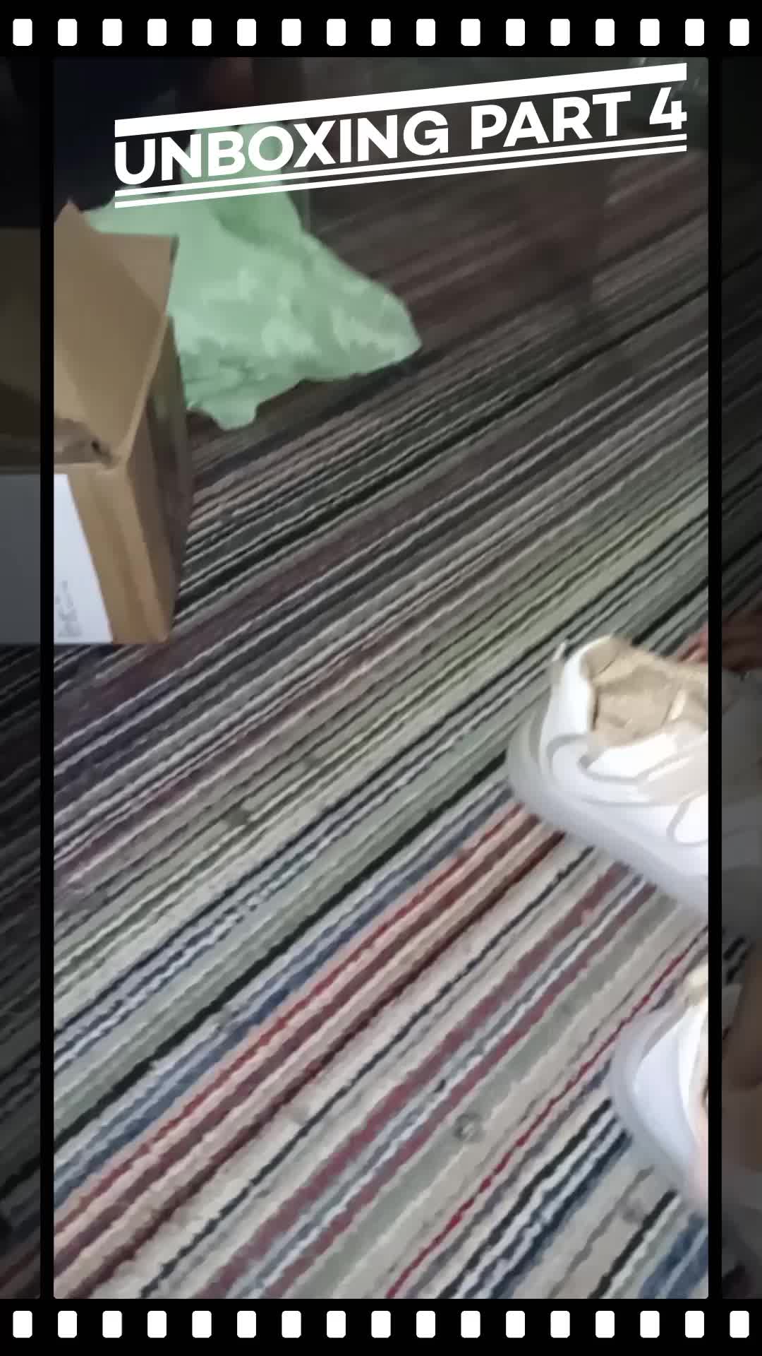 Allahumma Baarik... yee happy banget dapet sepatu lampu.. 
udah pinginnya dari lama.. 🤭❤️

 #unboxing #sepatuanak 