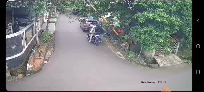 Telah terjadi kemalingan di Komplek Villa Pamulang. Terlihat para pelaku menggunakan motor 1 berboncengan menggunakan helm. 