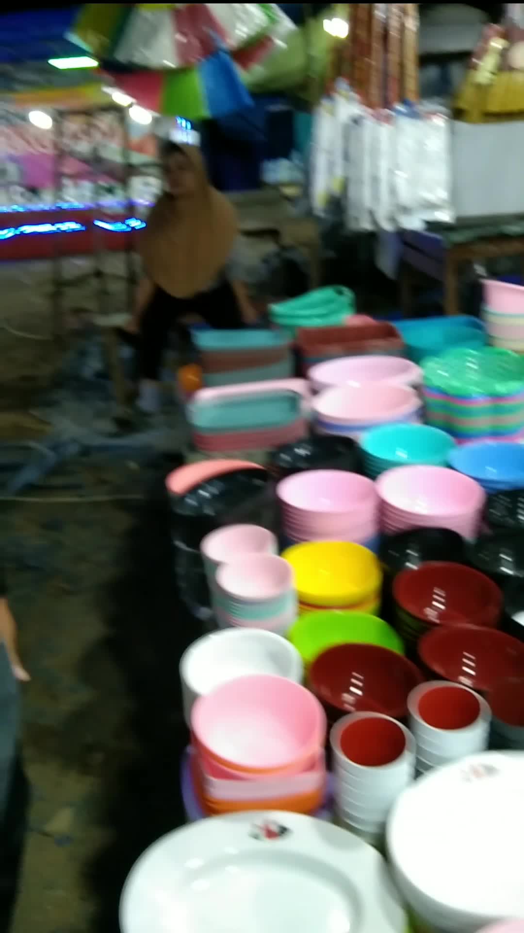 berburu prabotan dapur di pasar malam dengan harga yang terjangkau 