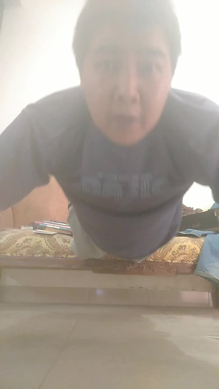 Pagi-pagi olahraga ringan dulu push up 15x ,lumayan keluar keringat.