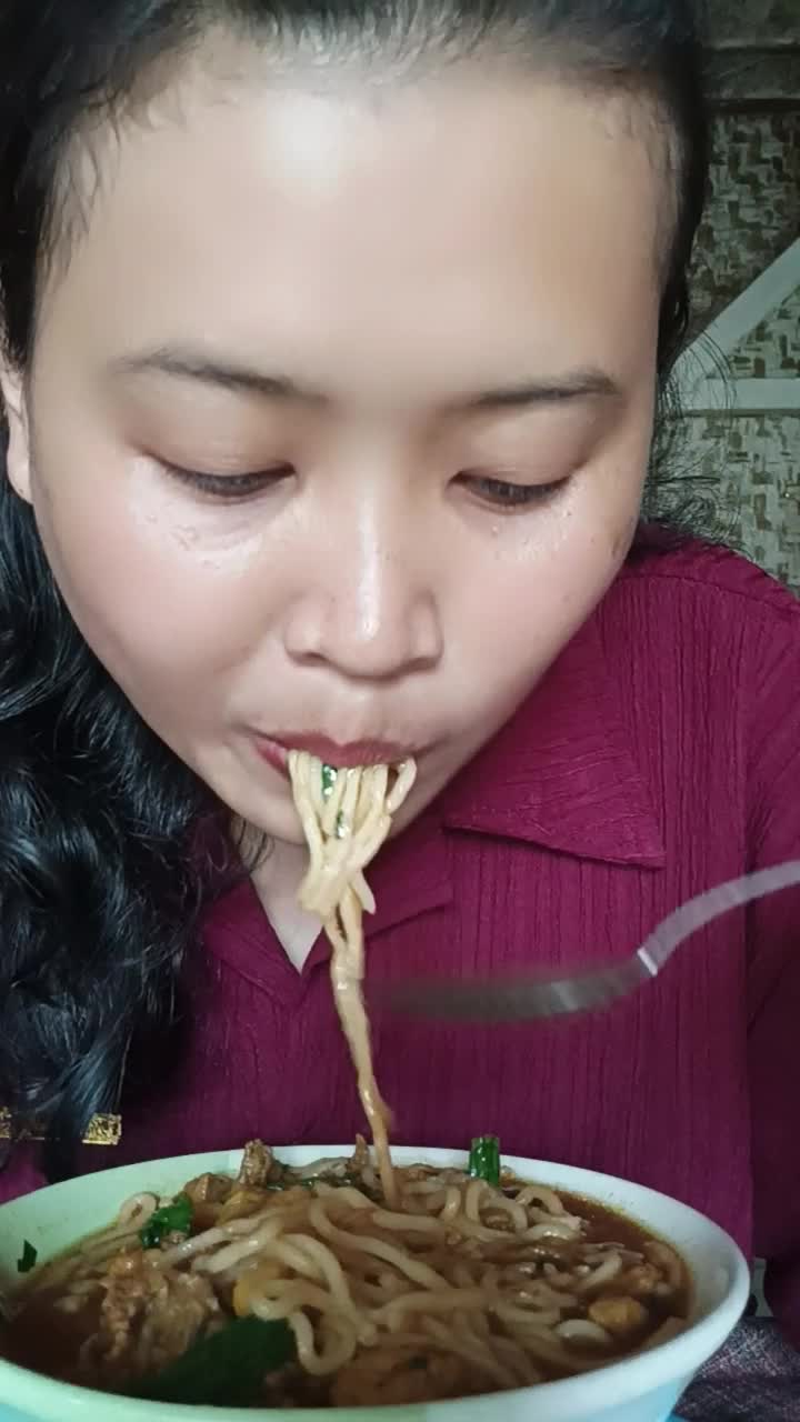 saung 76 terkenal dengan mie kocok nya yg kaki sapi asli  #short  #HOTrctiplus  #RCTIPlus  #miekocok  #mukbang 
