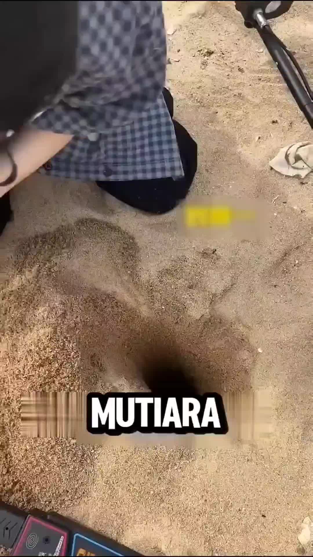 DIA NYARI BARANG LANGKA DIPANTAI, TAPI 